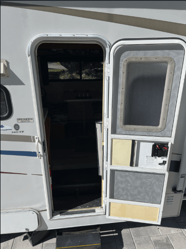 デュアル 2004 Coachmen Freelander Deluxe/Premier 2400WB - National Vehicle