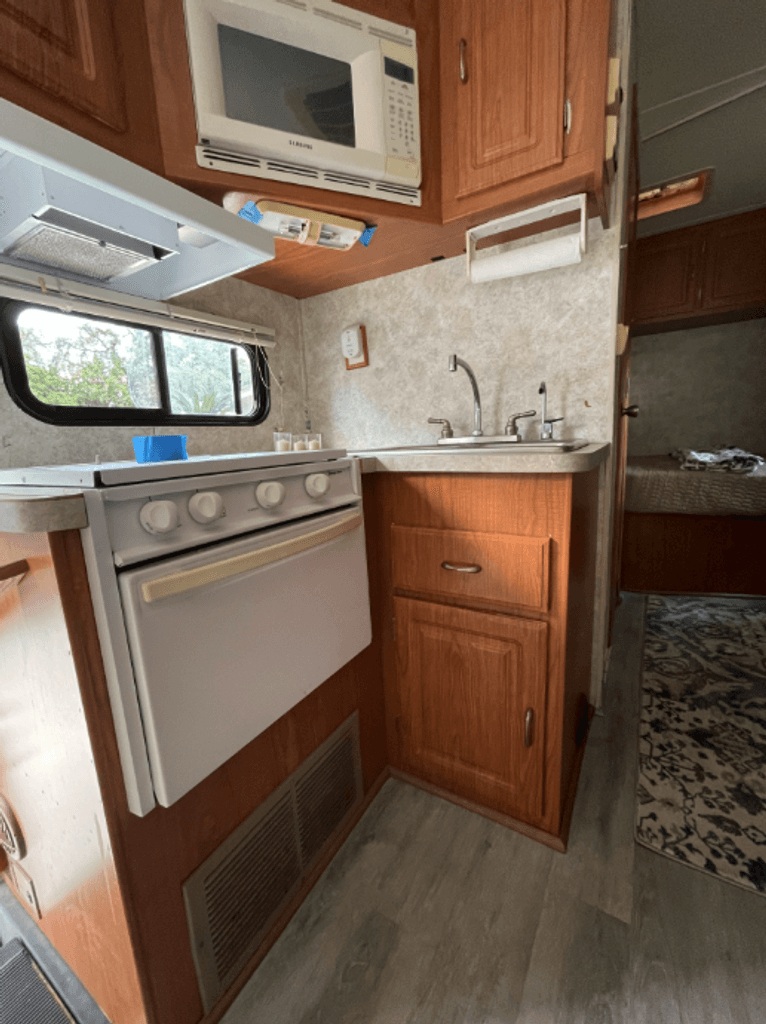 2004 Coachmen Freelander Deluxe/Premier 2400WB - National Vehicle