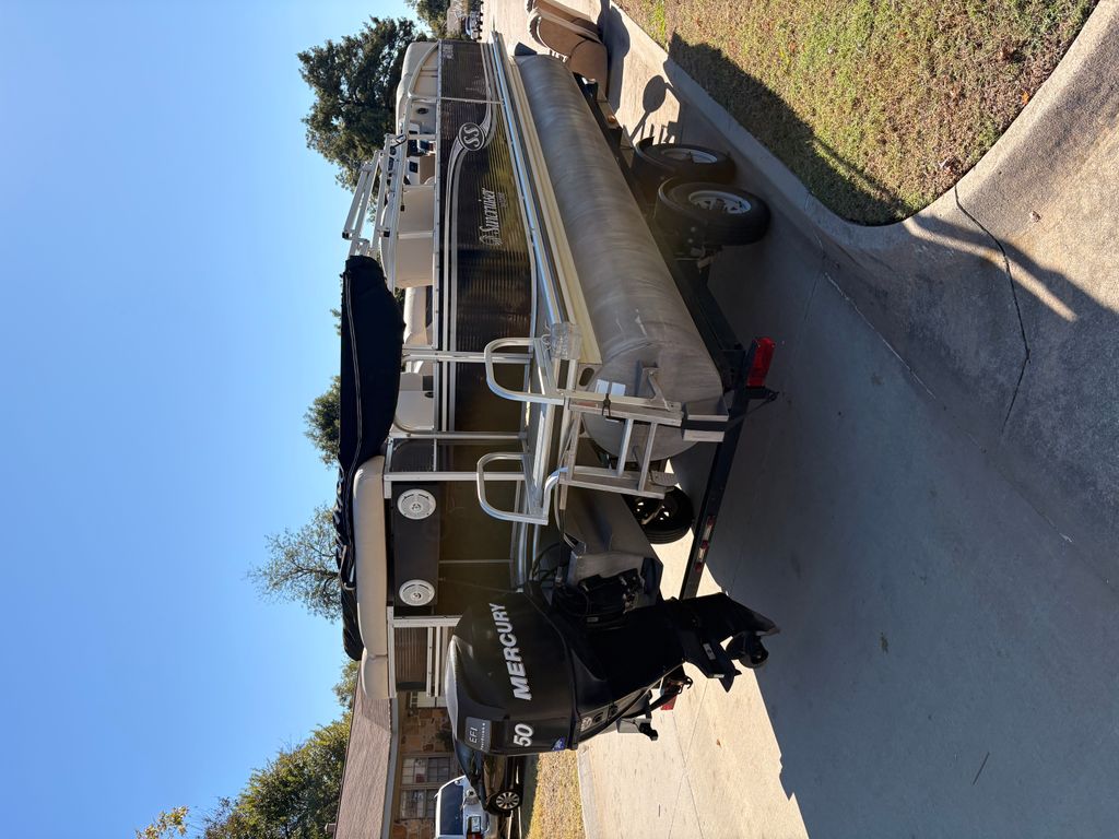 ん 2010 Lowe Suncruiser SS210 - National Vehicle