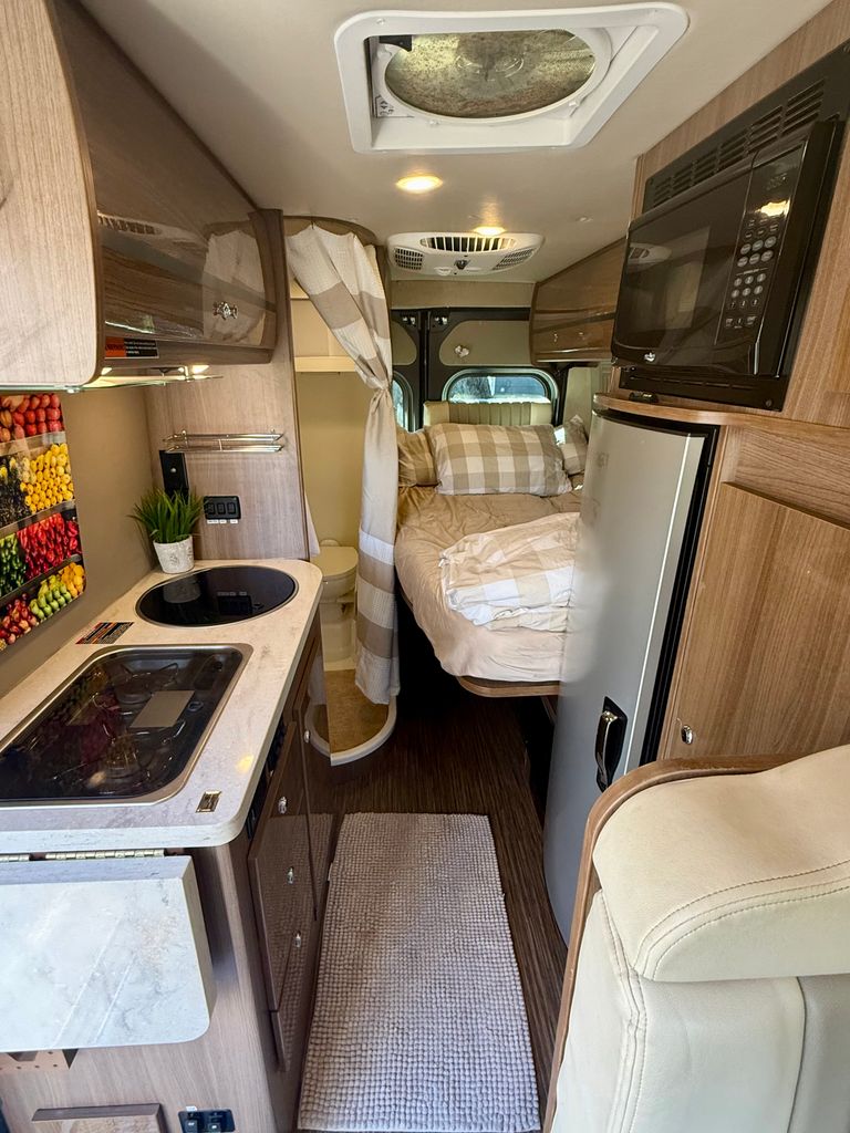 ハンター 2017 Winnebago Travato 59G - National Vehicle