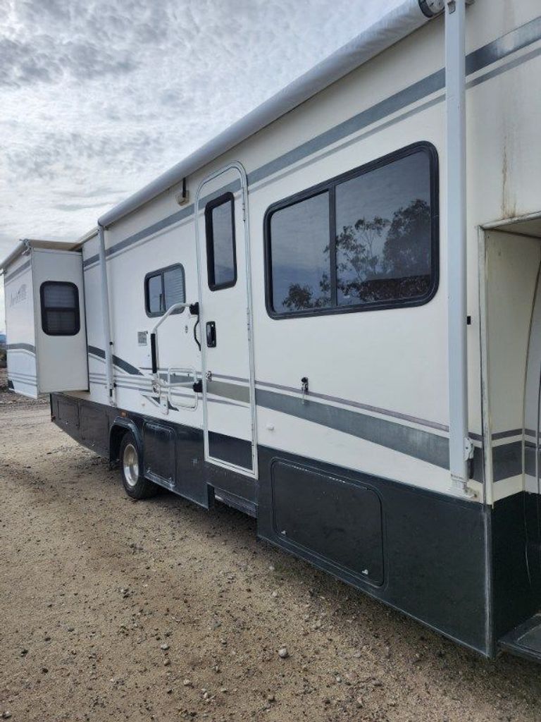 2005 Fleetwood Jamboree 31M - National Vehicle