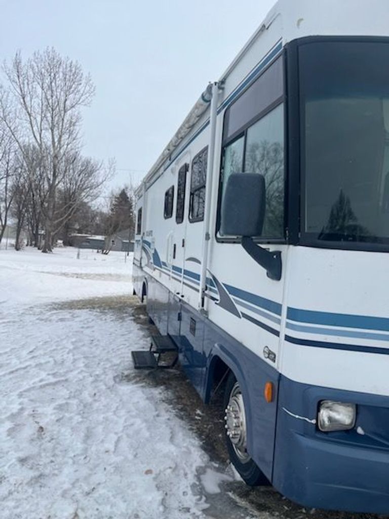 ③ 2003 Winnebago Brave 32V - National Vehicle