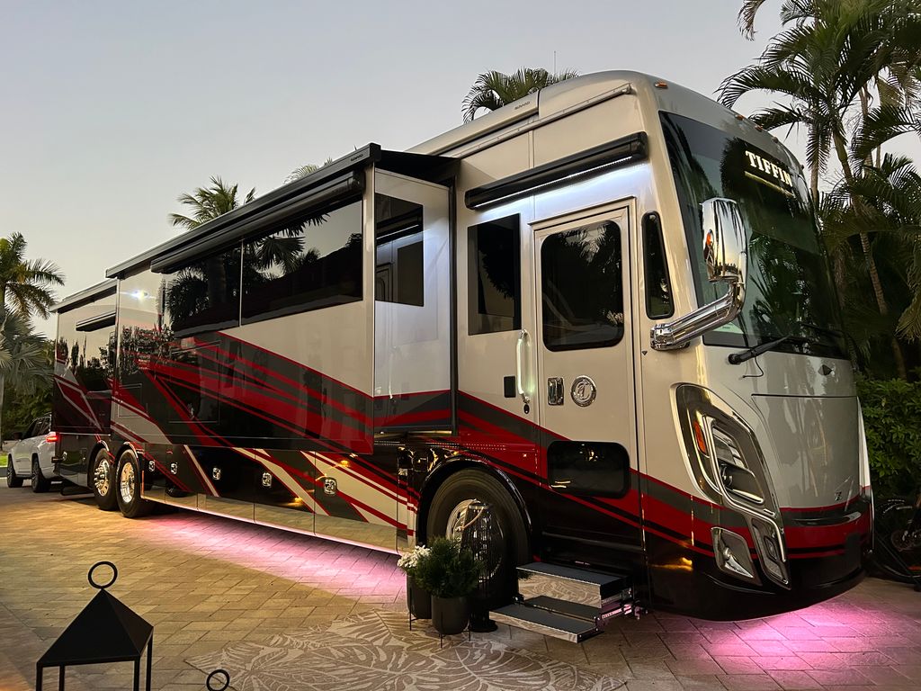 とみー 2025 Tiffin Motorhomes Zephyr 45PZ - National Vehicle