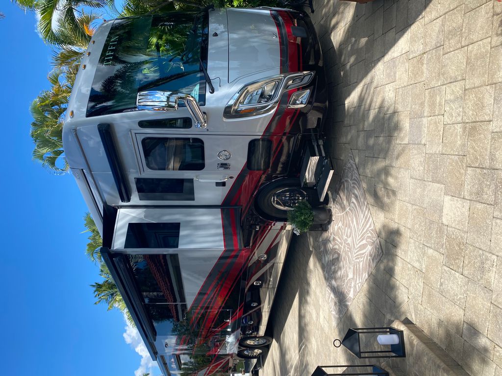 とみー 2025 Tiffin Motorhomes Zephyr 45PZ - National Vehicle