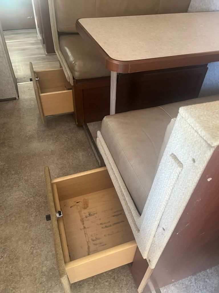 2005 Newmar Scottsdale 3201 - National Vehicle