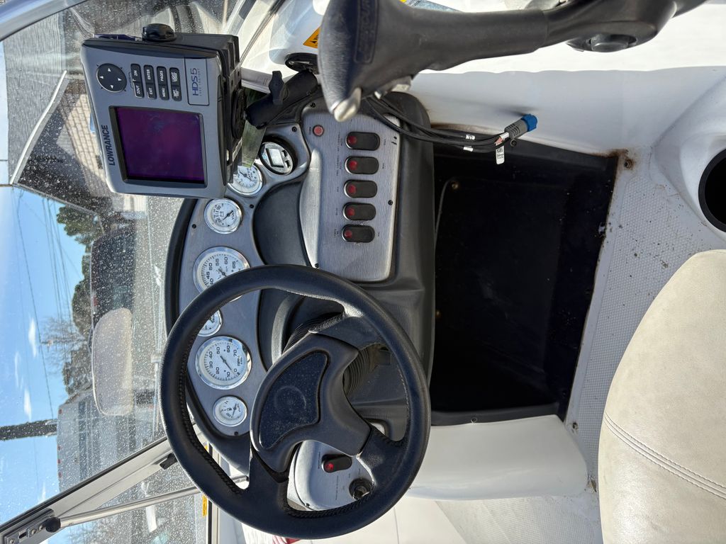 2004 Nitro 288 Sport - National Vehicle