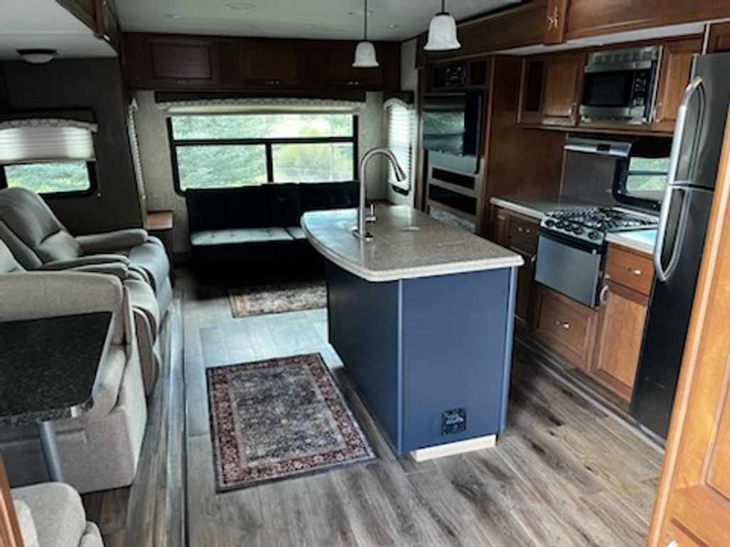 2017 Highland Ridge Roamer 323RLS - National Vehicle