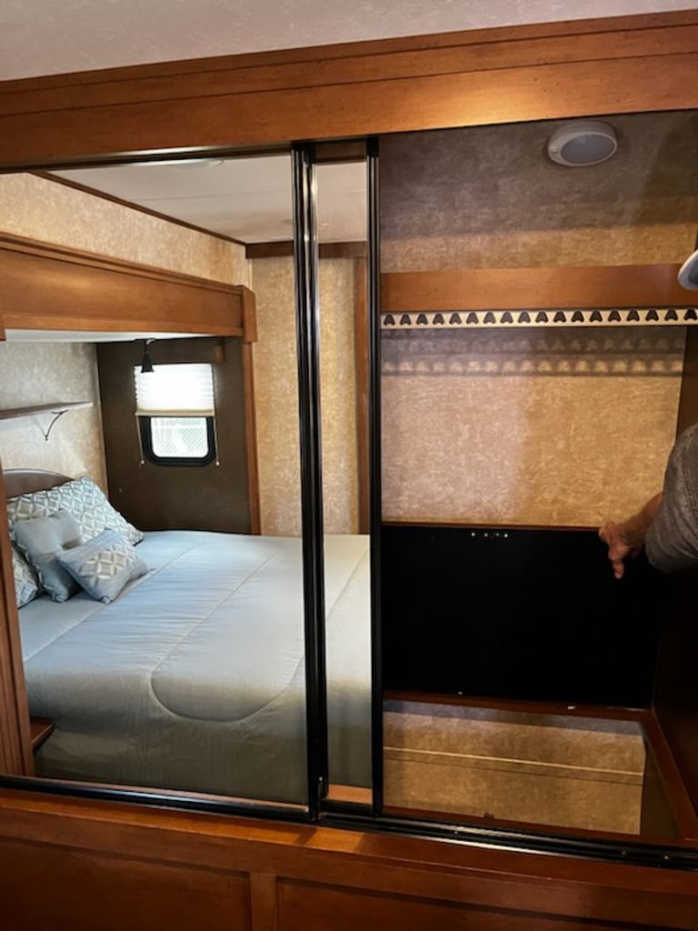 2017 Highland Ridge Roamer 323RLS - National Vehicle