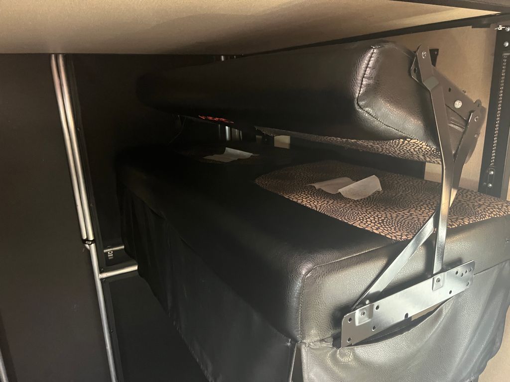 2015 Evergreen Amped 32GS - National Vehicle