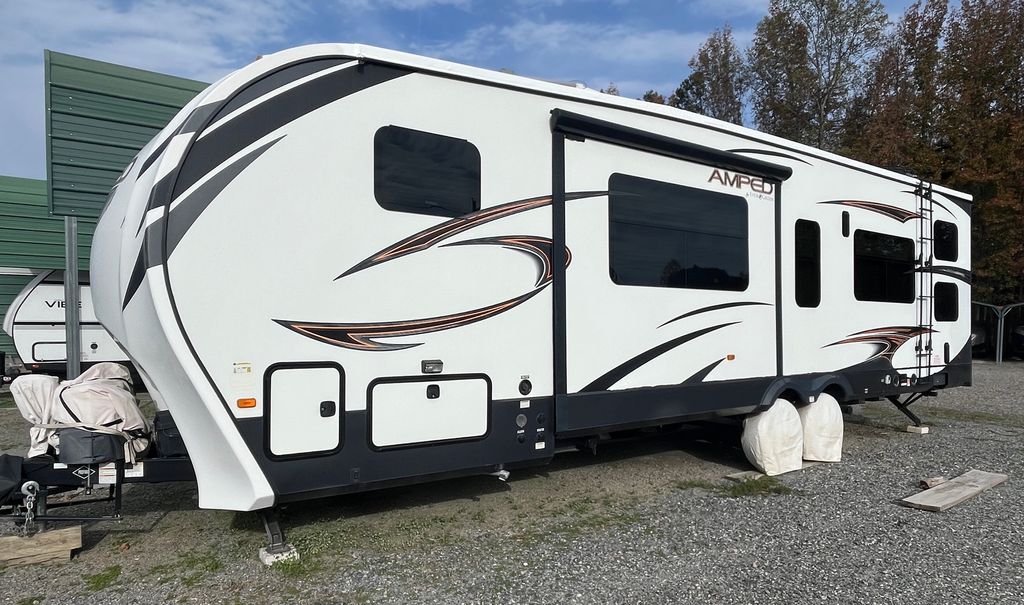 2015 Evergreen Amped 32GS - National Vehicle