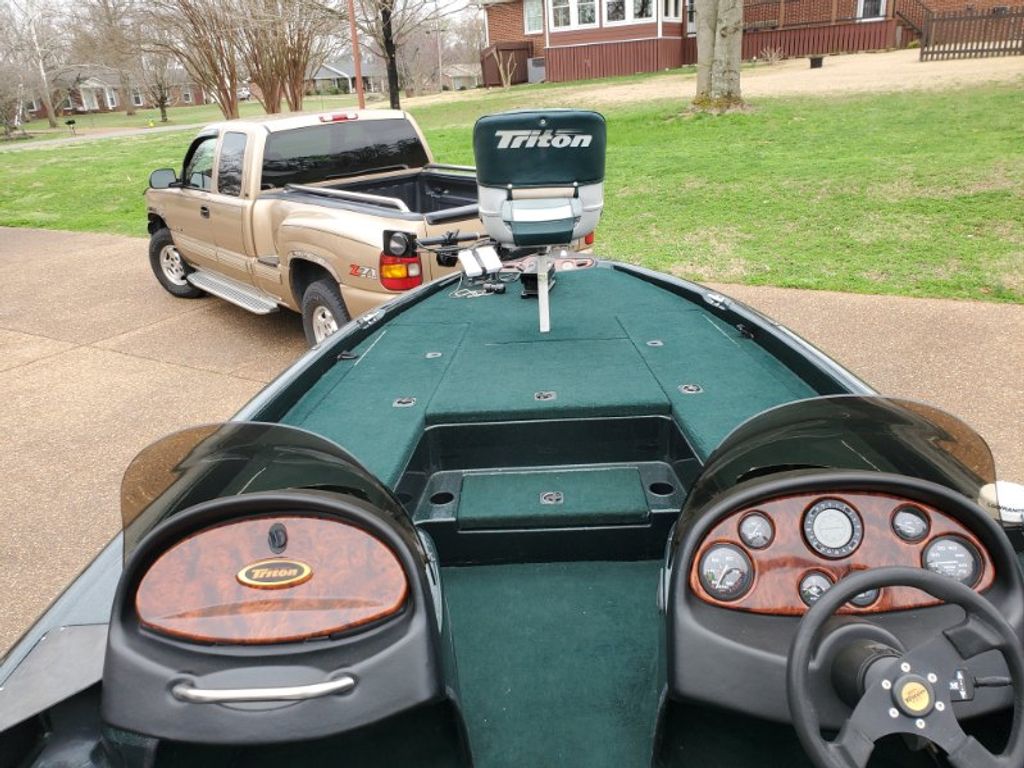 1998 Triton TR21 - National Vehicle