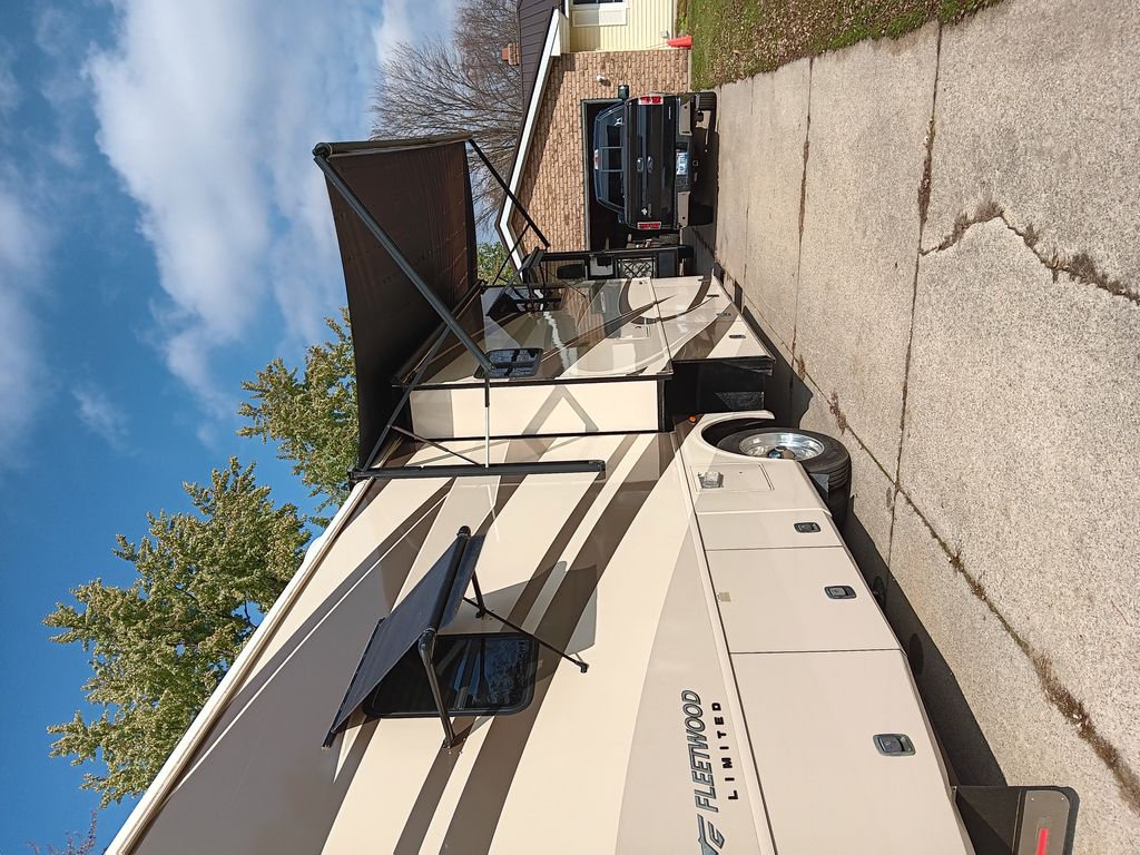 2007 Fleetwood Pace Arrow 38P - National Vehicle