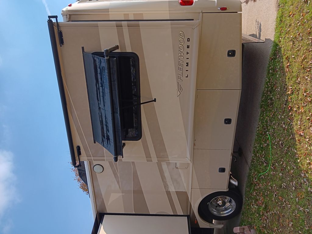 2007 Fleetwood Pace Arrow 38P - National Vehicle