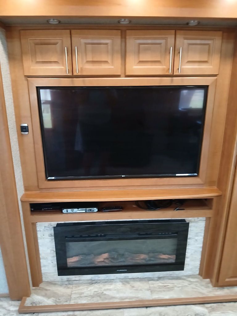 2021 Luxe Gold 35GRS - National Vehicle