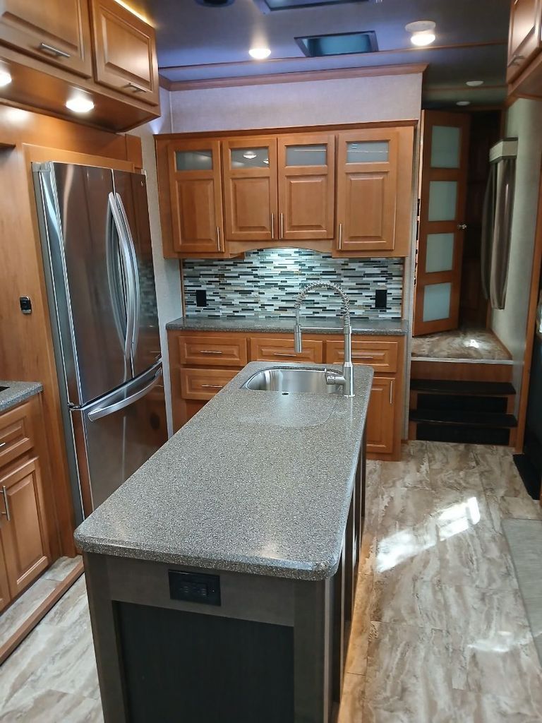 2021 Luxe Gold 35GRS - National Vehicle