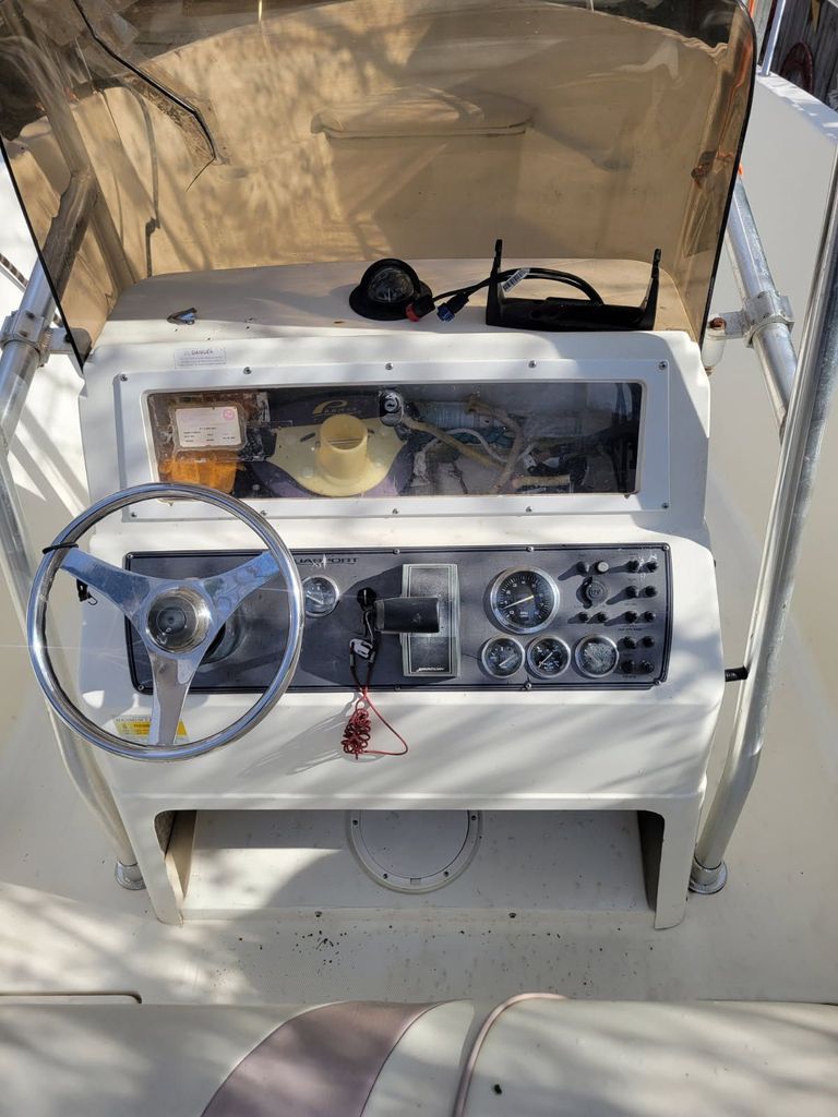 2000 Aquasport 22 CC - National Vehicle