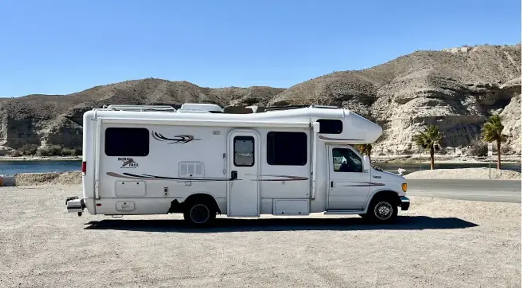 2005 Born Free Rear Side Bed 26 - National Vehicle