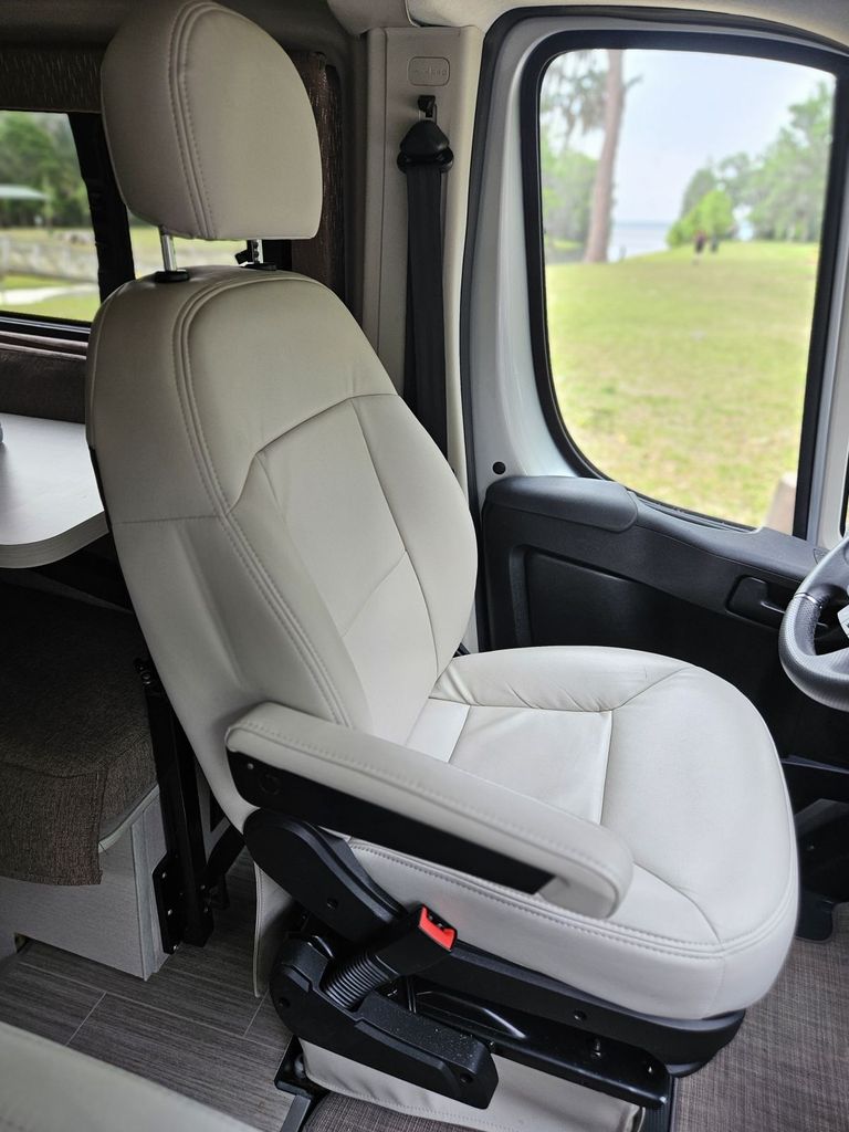 2022 Thor Motor Coach Rize 18M - National Vehicle