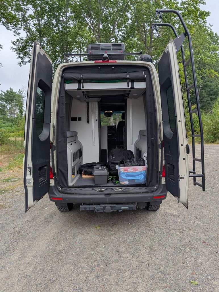 ユウ 2023 Winnebago Revel 44E 4x4 - National Vehicle