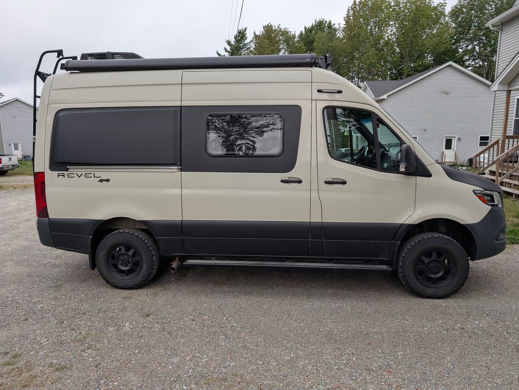 ユウ 2023 Winnebago Revel 44E 4x4 - National Vehicle