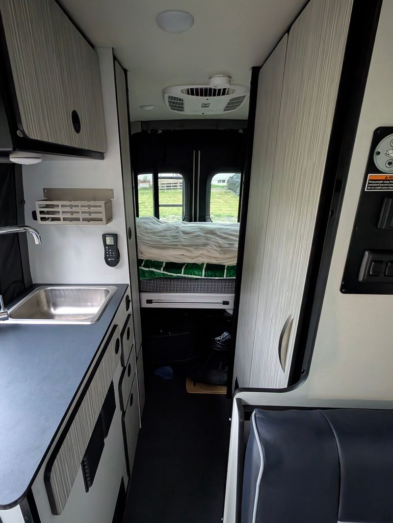 ユウ 2023 Winnebago Revel 44E 4x4 - National Vehicle