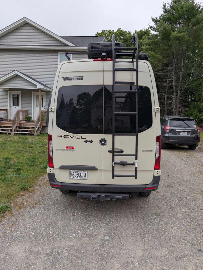 ユウ 2023 Winnebago Revel 44E 4x4 - National Vehicle