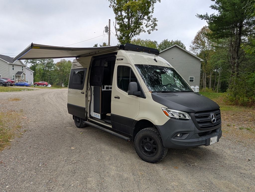 アメリヴィンテージ 2023 Winnebago Revel 44E 4x4 - National Vehicle