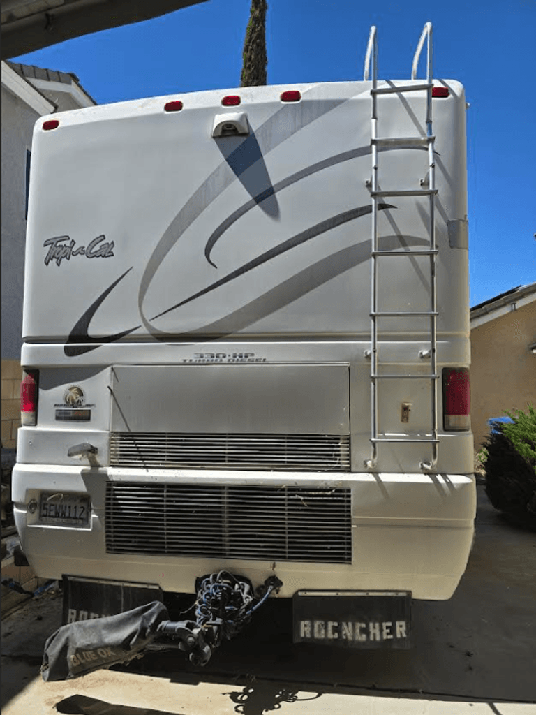 2004 National RV Tropical T350 - National Vehicle