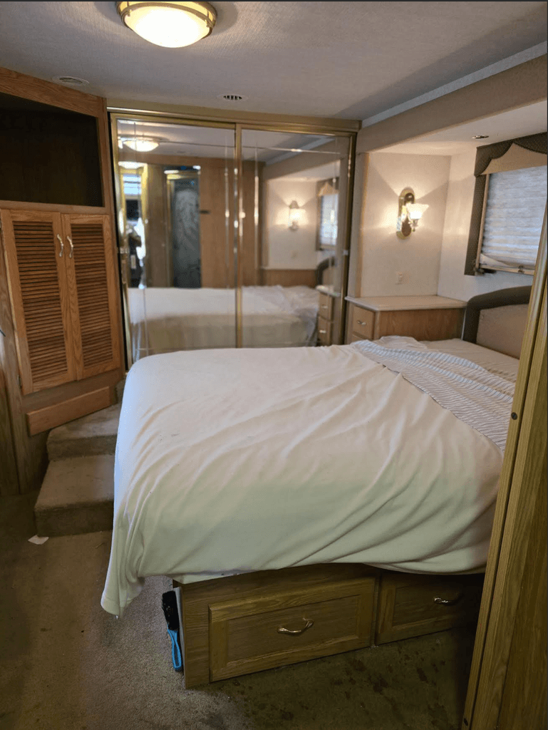 2004 National RV Tropical T350 - National Vehicle
