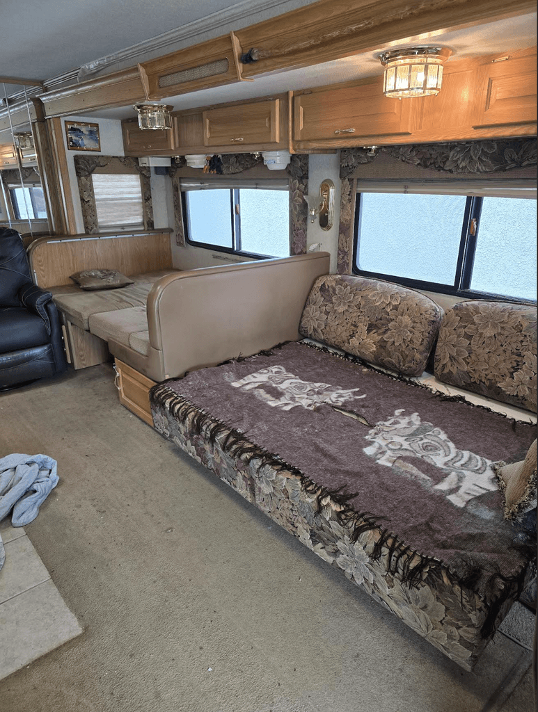 2004 National RV Tropical T350 - National Vehicle
