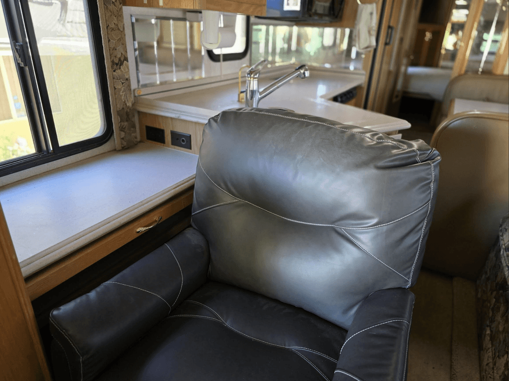 2004 National RV Tropical T350 - National Vehicle