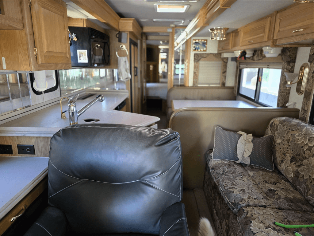 2004 National RV Tropical T350 - National Vehicle