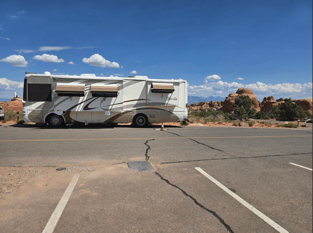 2004 National RV Tropical T350 - National Vehicle