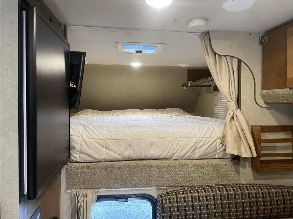 2015 Lance 825 Truck Camper - National Vehicle