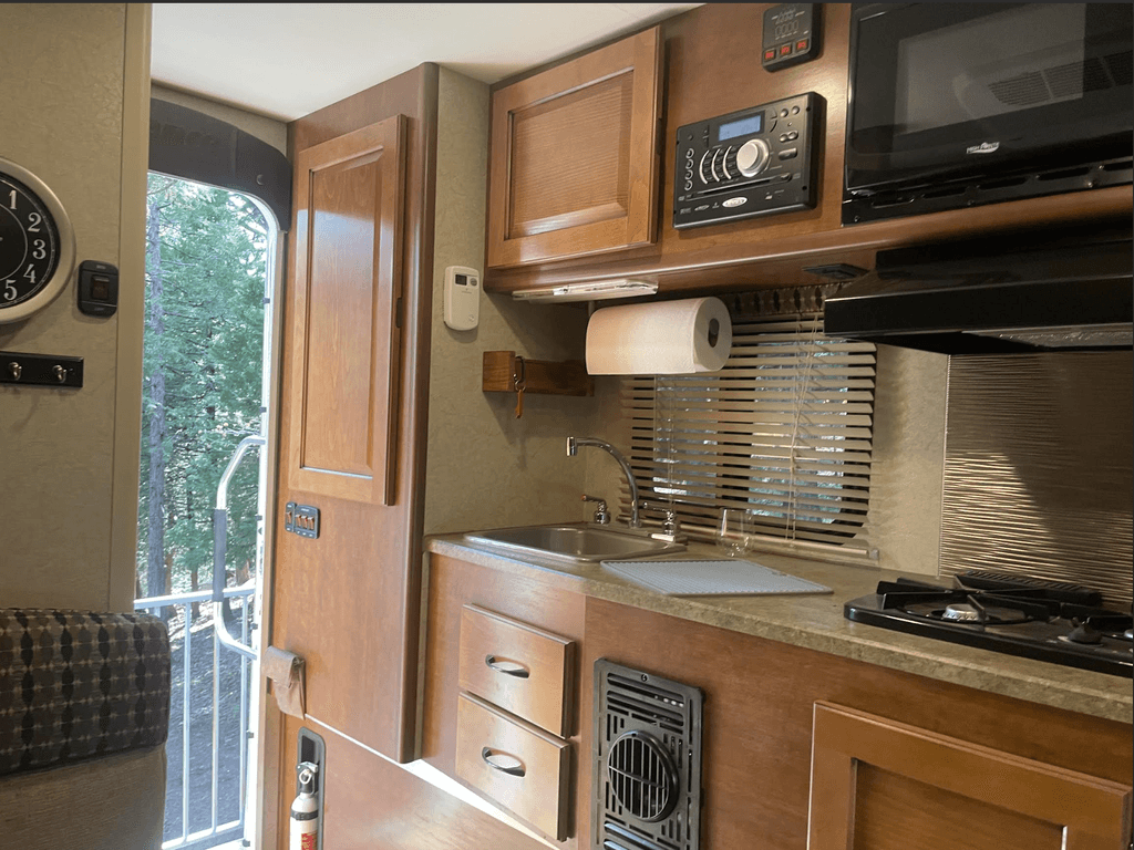 2015 Lance 825 Truck Camper - National Vehicle