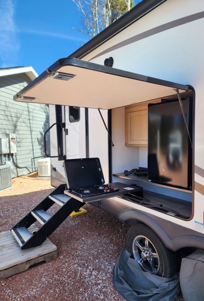 トゥデイ 2024 Forest River Rockwood Ultra Lite 2614BS - National Vehicle