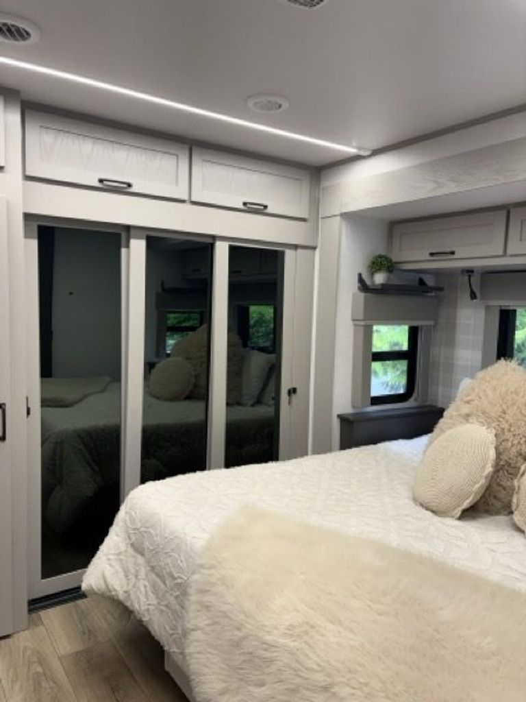 マック 2025 Palomino by Forest River Columbus 380RL - National Vehicle