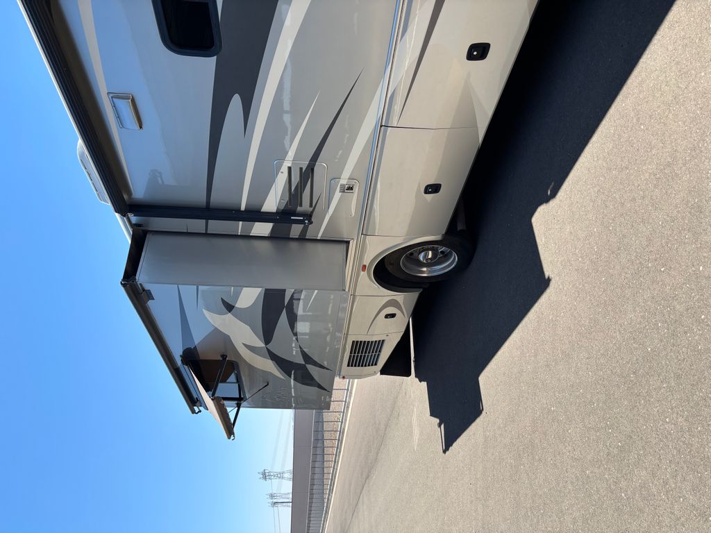 2007 National RV Dolphin 5342 - National Vehicle