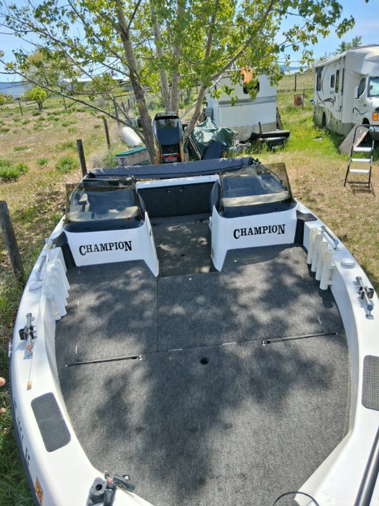 1996 Champion Sea Pro - National Vehicle