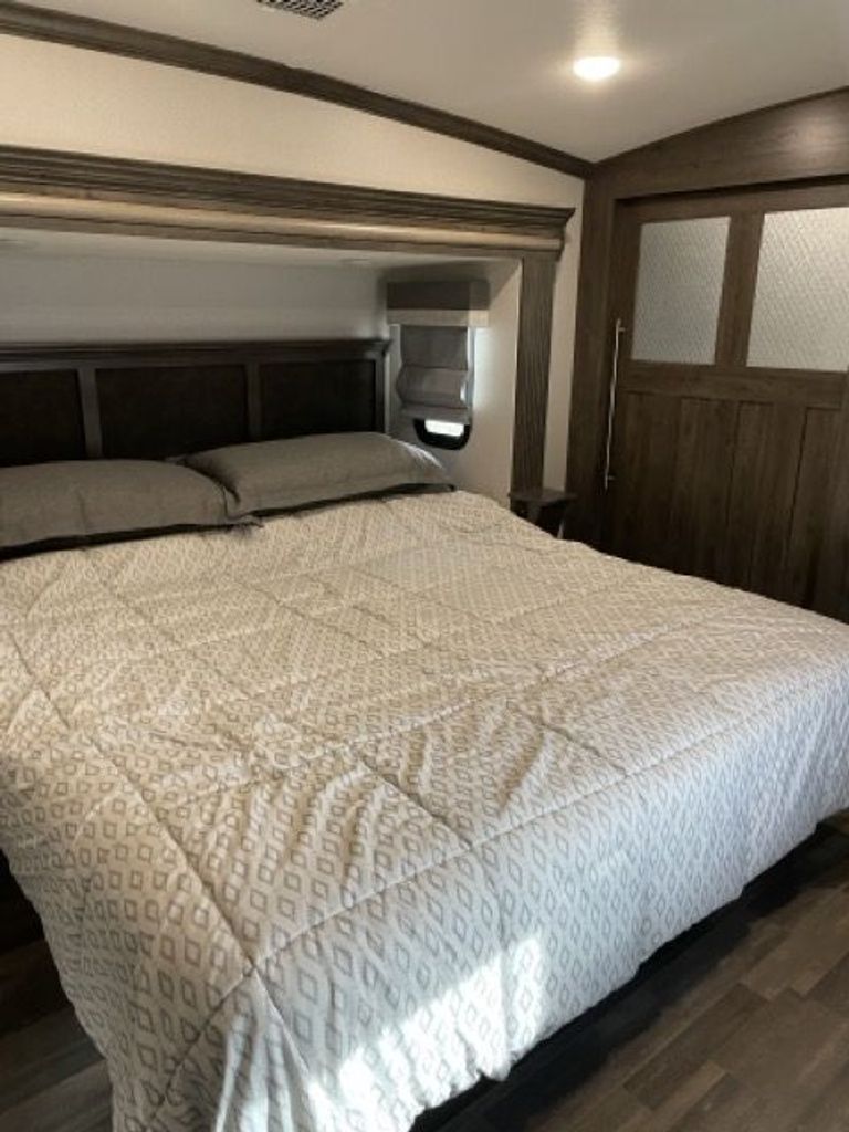ベッド 2020 Forest River Cardinal Luxury 3456RLX - National Vehicle