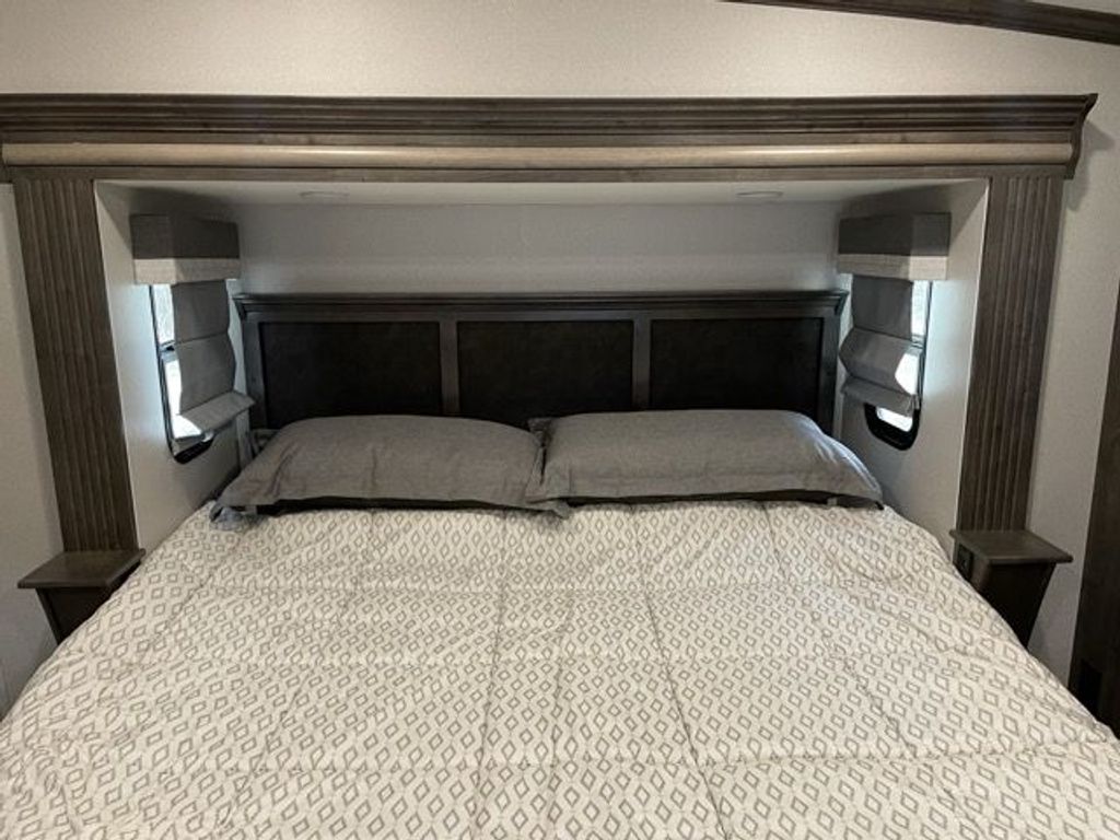 ベッド 2020 Forest River Cardinal Luxury 3456RLX - National Vehicle