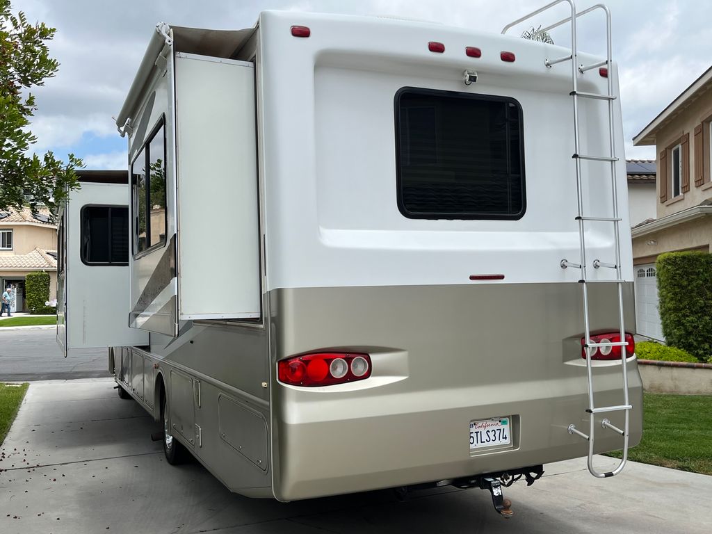 2006 Four Winds Hurricane 34N - National Vehicle