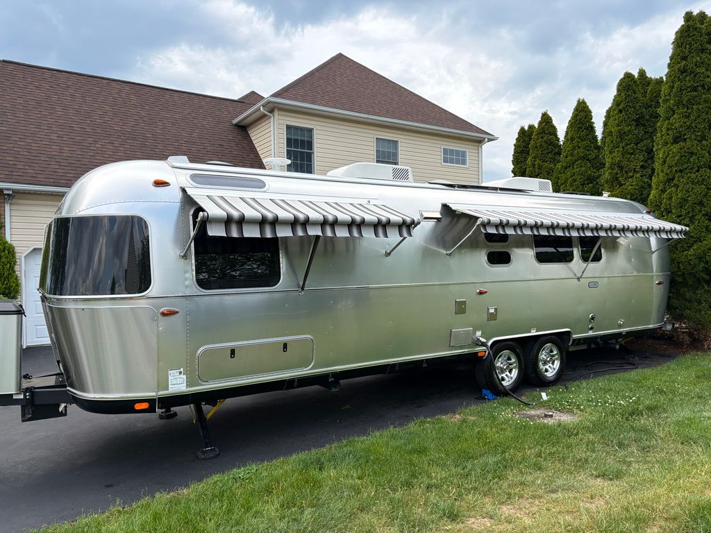 2024 Airstream Classic 33FB Twin - National Vehicle