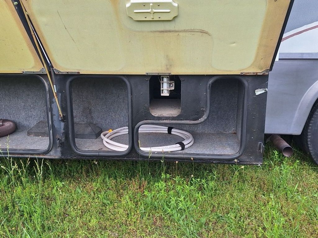 ポップ 2001 Winnebago Adventurer 35U - National Vehicle