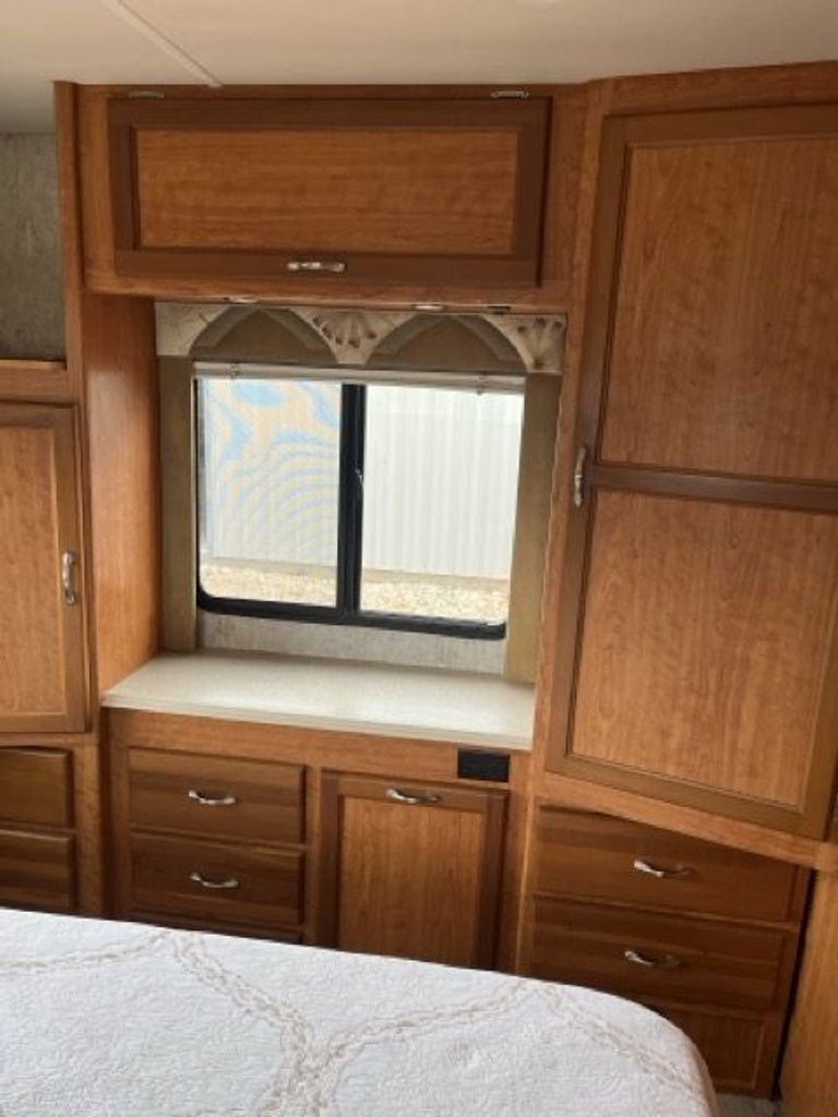 2006 National RV Dolphin 5342 - National Vehicle