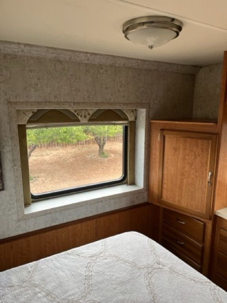 2006 National RV Dolphin 5342 - National Vehicle