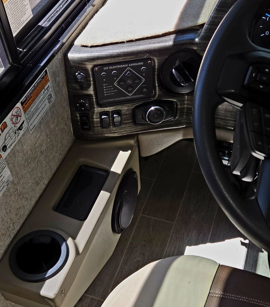 2022 Thor Motor Coach Miramar 35.2 - National Vehicle