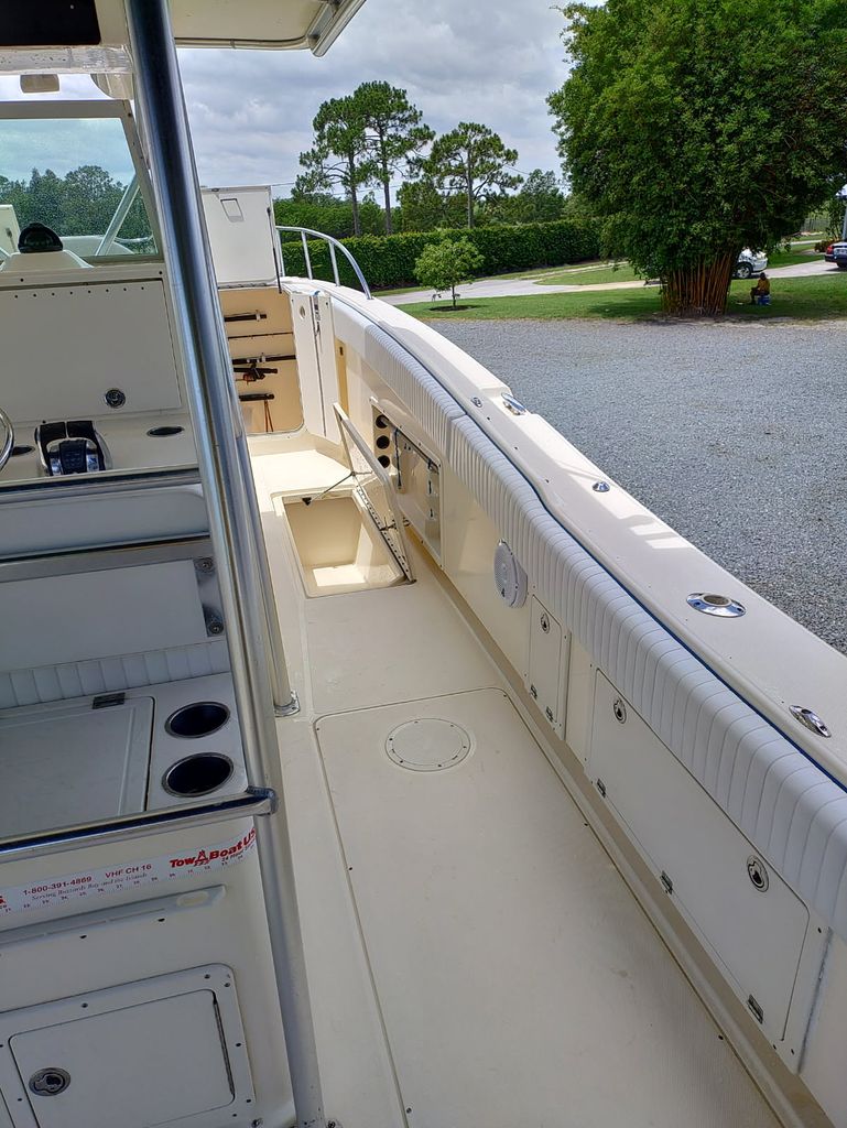 2004 World Cat 330 TE - National Vehicle