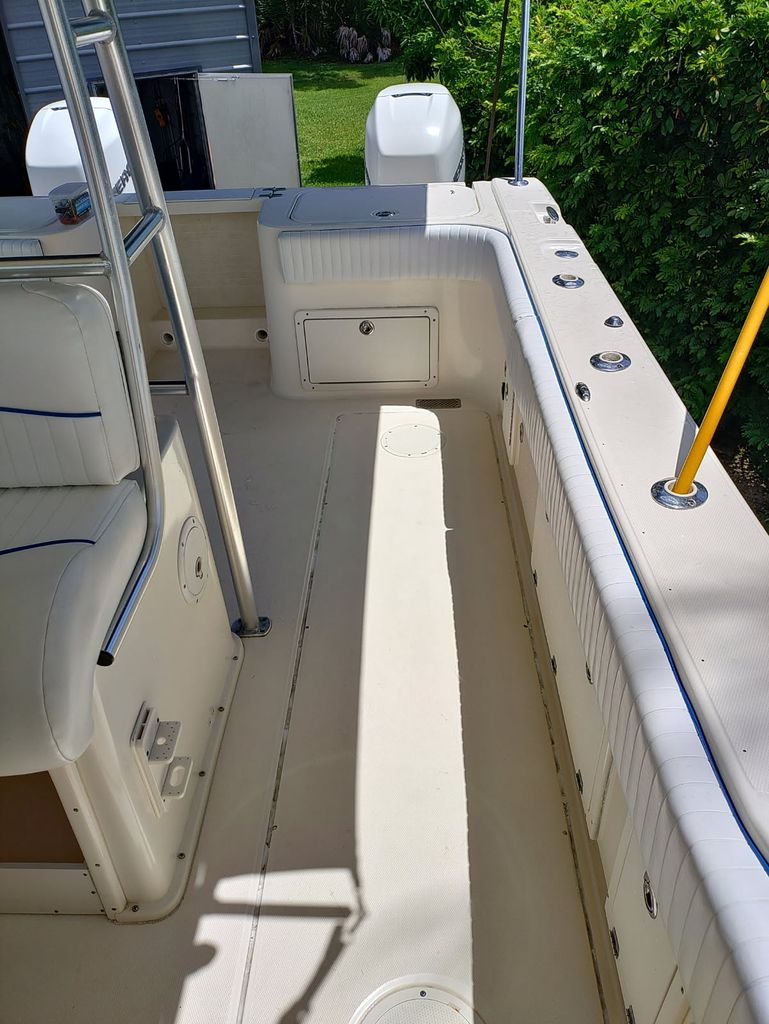 2004 World Cat 330 TE - National Vehicle