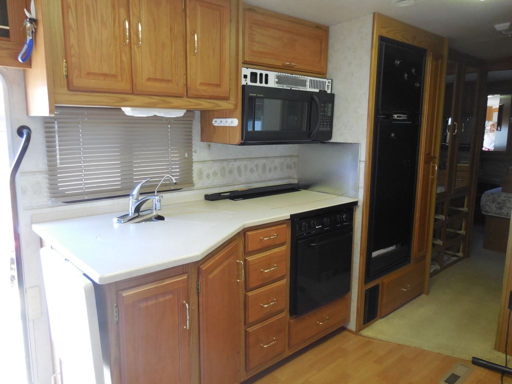 2000 Winnebago Adventurer 32V - National Vehicle
